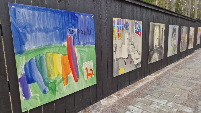 Bilder i en lång rad på ett mörkt plank.